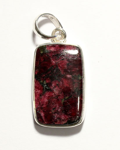 Eudialith-Anhänger, Cabochon in Silberfassung