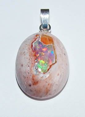 Edelopal-Anhänger. Cabochon