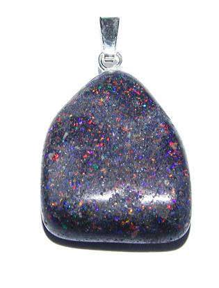 schwarzer Edelopal-Anhänger, Trommelstein