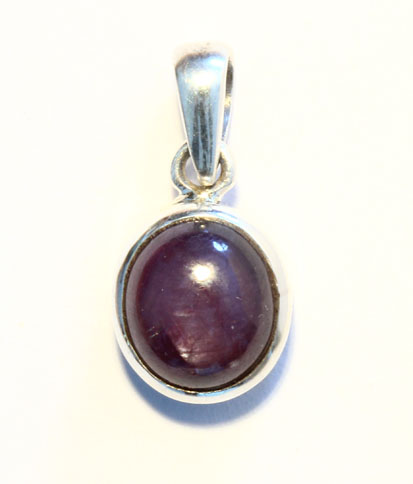 Rubin-Anhänger, Cabochon mit Silberfassung