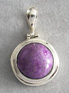 Sugilith-Anhänger, Cabochon in Silberfassung