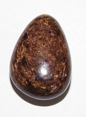 Bronzit-Trommelstein mit Bohrung
