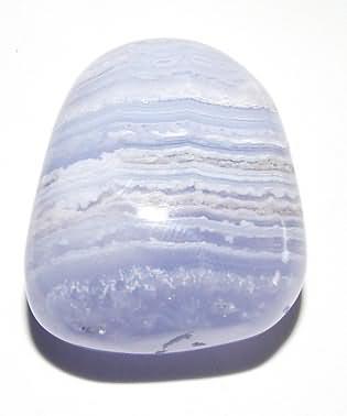 Chalcedon-Trommelstein, gebohrt