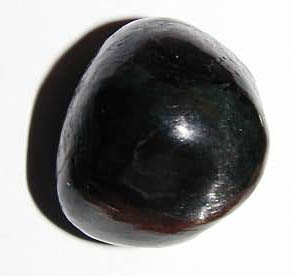 Sterndiopsid-Trommelstein, gebohrt