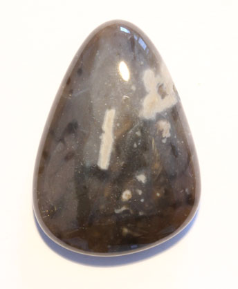 Flint-Trommelstein, gebohrt