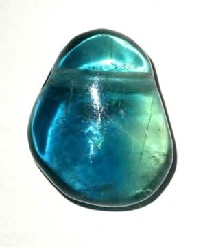 blauer Fluorit-Trommelstein, gebohrt