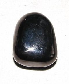 Gagat-Trommelstein, gebohrt