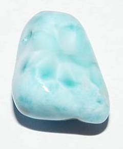Larimar-Trommelstein, gebohrt
