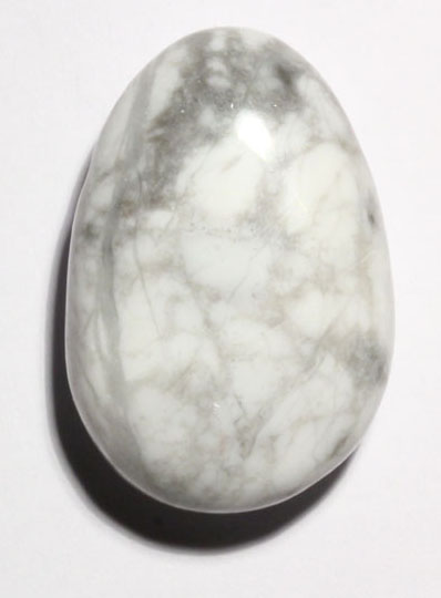 Magnesit-Trommelstein, gebohrt