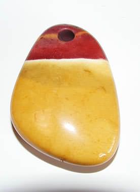 Mookait-Trommelstein, gebohrt