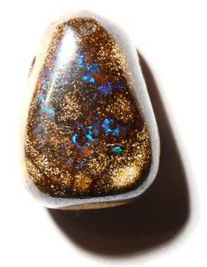Boulderopal-Trommelstein, gebohrt
