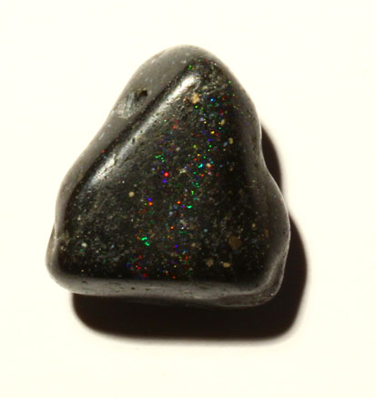 schwarzer Opal-Trommelstein, gebohrt