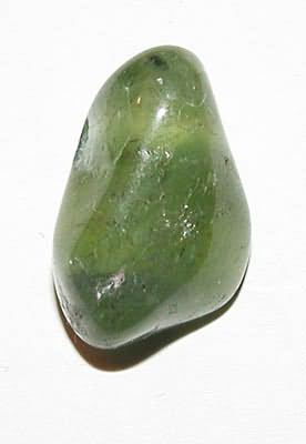 Peridot-Trommelstein, gebohrt
