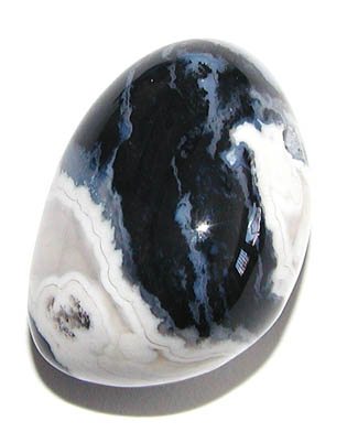 Saronyx-Trommelstein, gebohrt