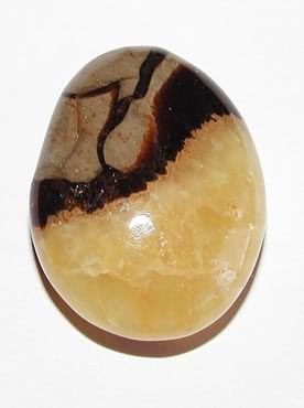 Septarie-Trommelstein, gebohrt