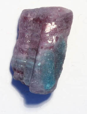 Paraiba-Turmalin-Trommelstein, gebohrt